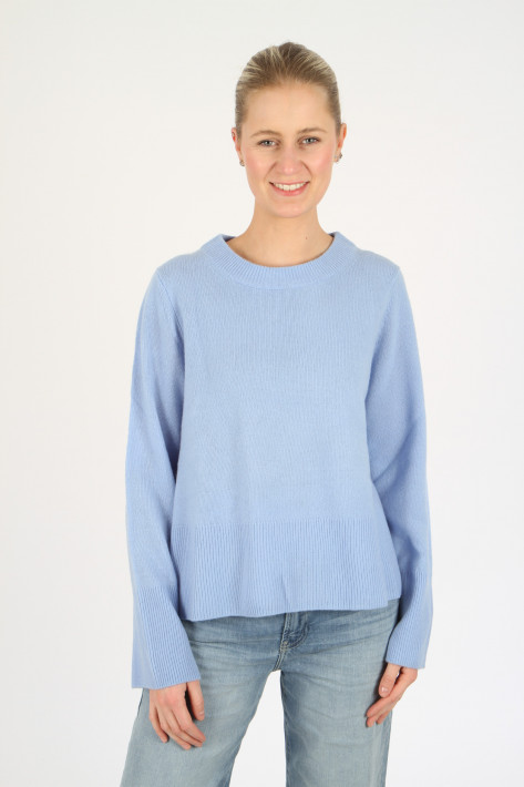 Closed Crew Neck Pullover - light blue