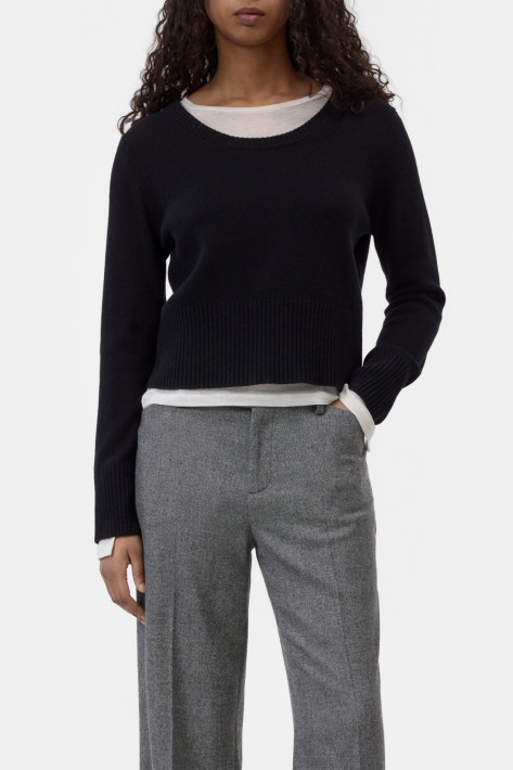 Closed Scoop Pulli - black